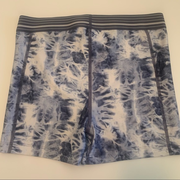 Under Armour Compression Shorts - Picture 2 of 2